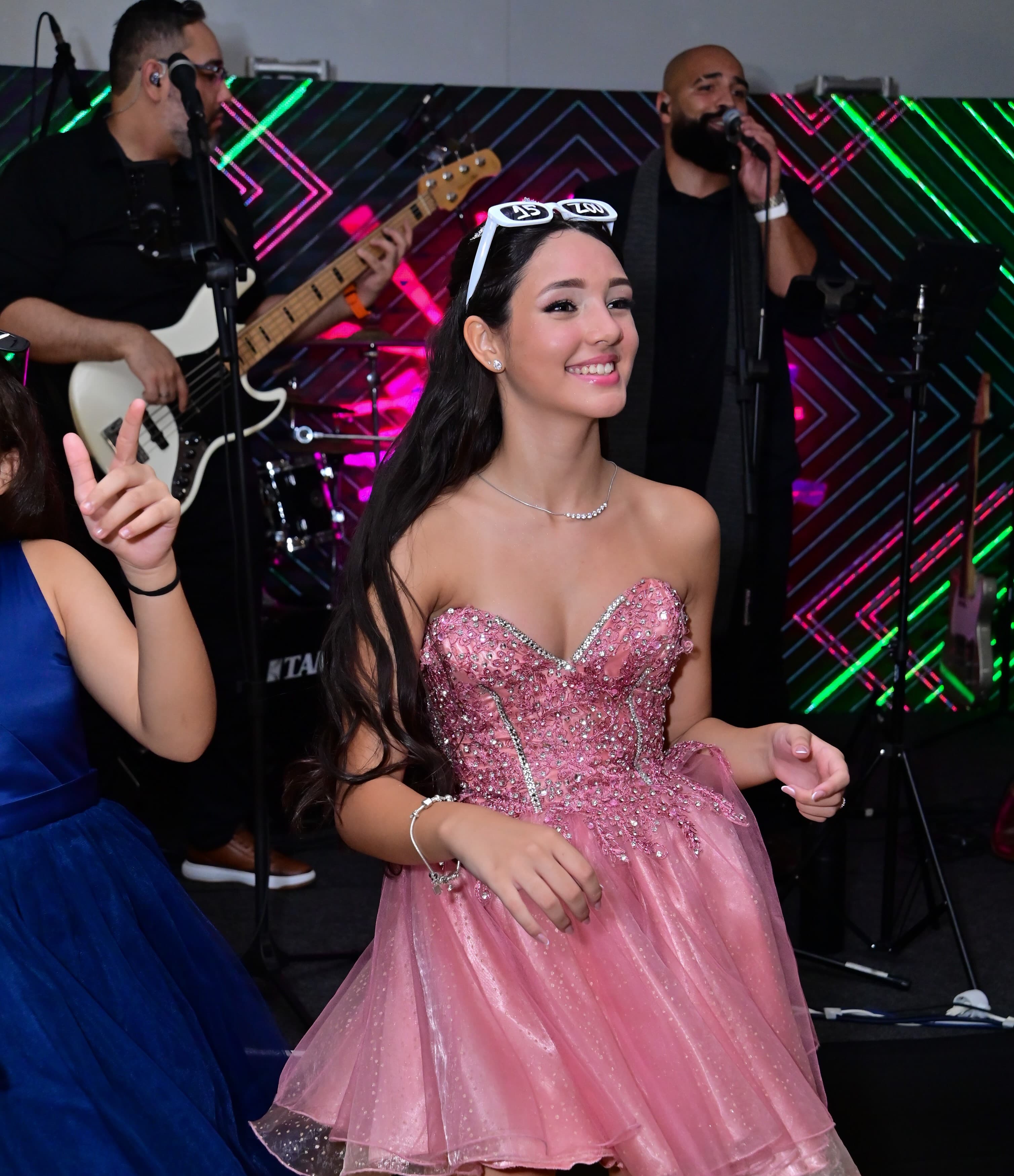Banda tocando repertório vibrante em festa de 15 anos animada