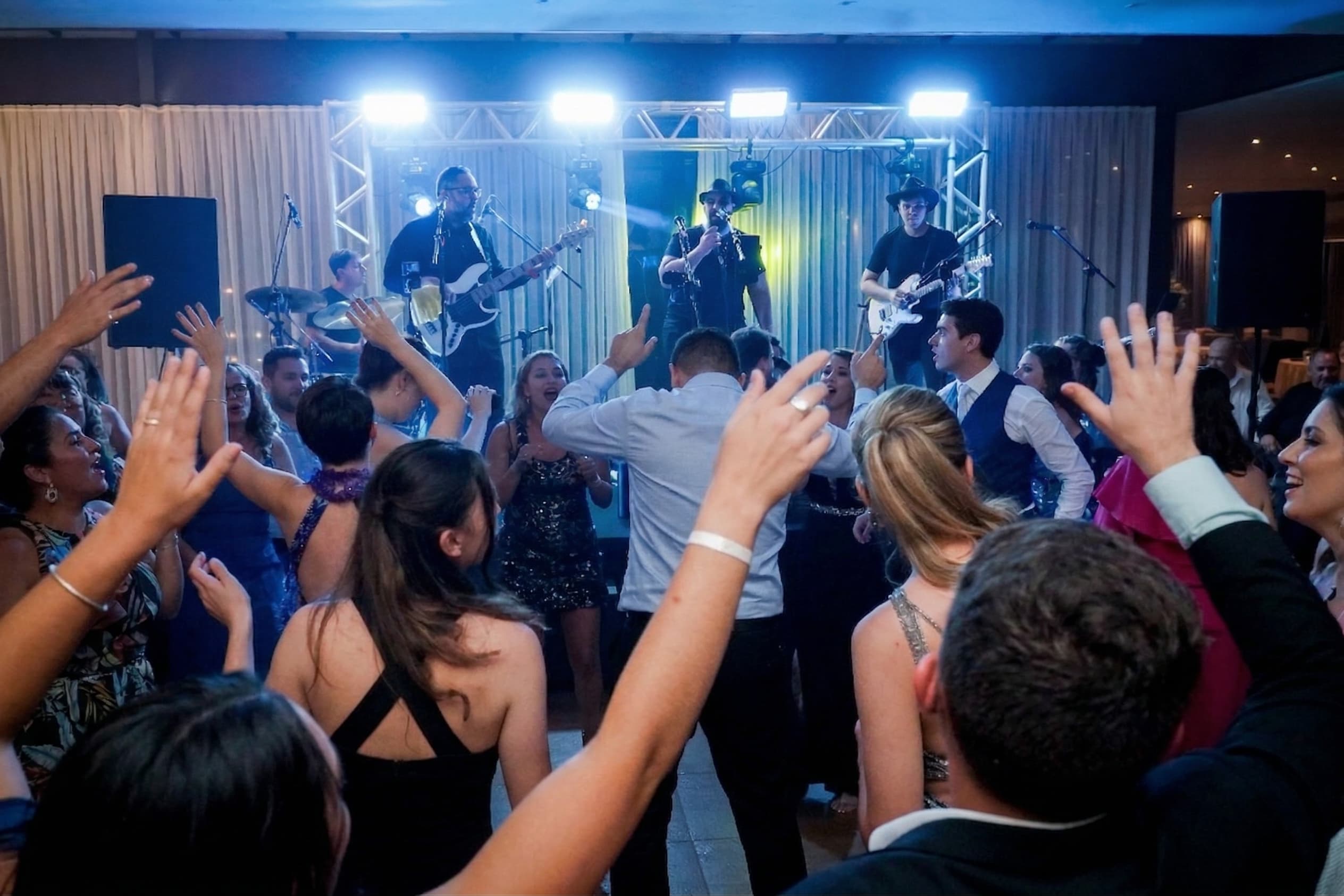 Banda de formatura ao vivo no palco com estudantes universitários