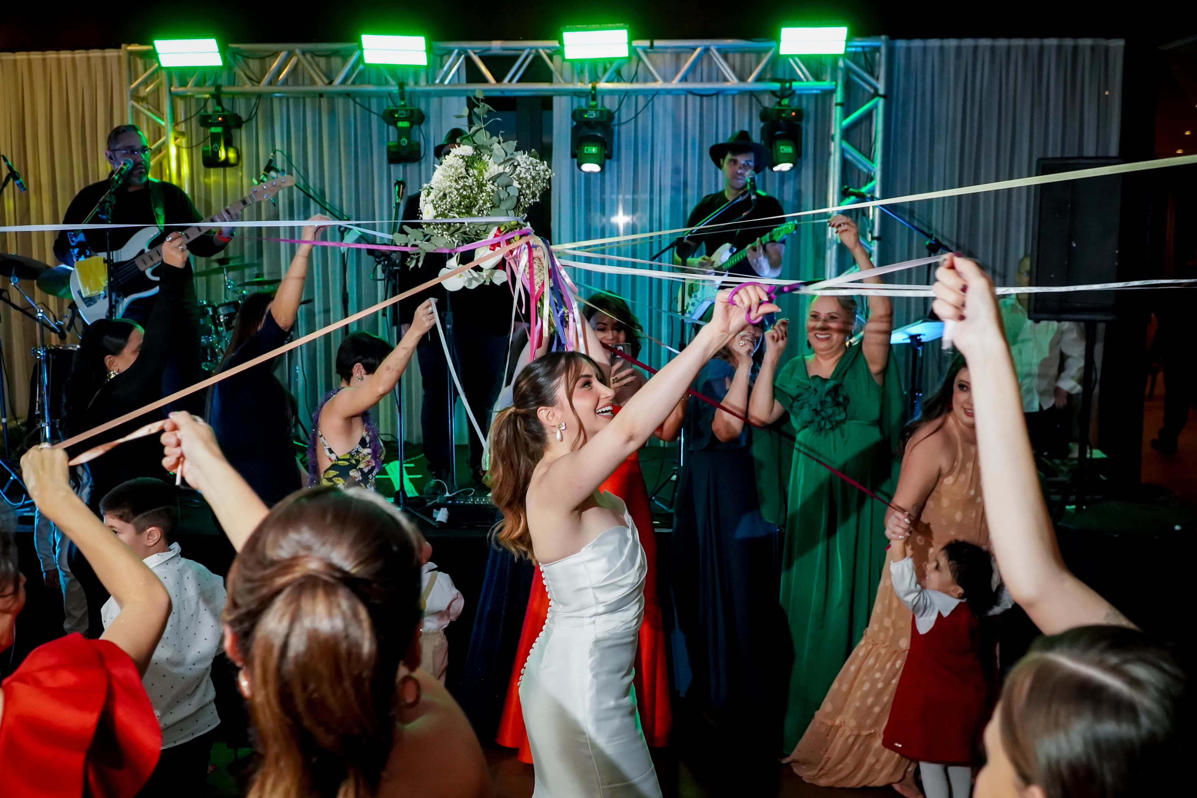 Banda para casamento tocando com grande iluminação estrutural