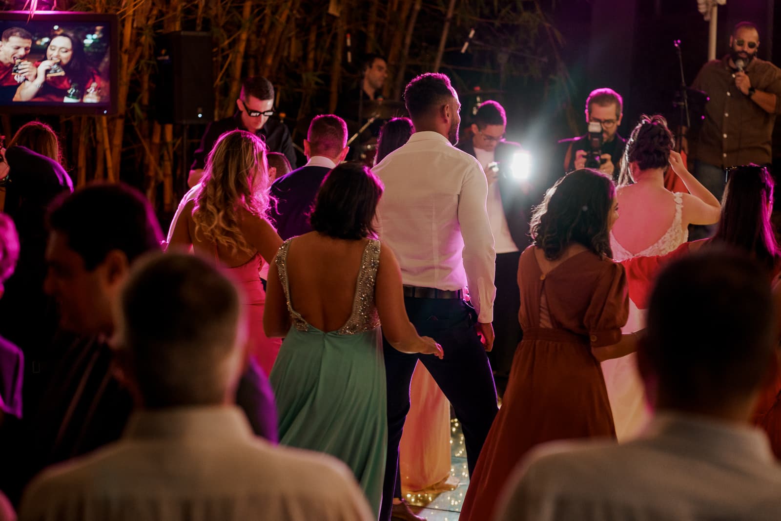 Casal e convidados na recepção vibrante com a Na Janela Band