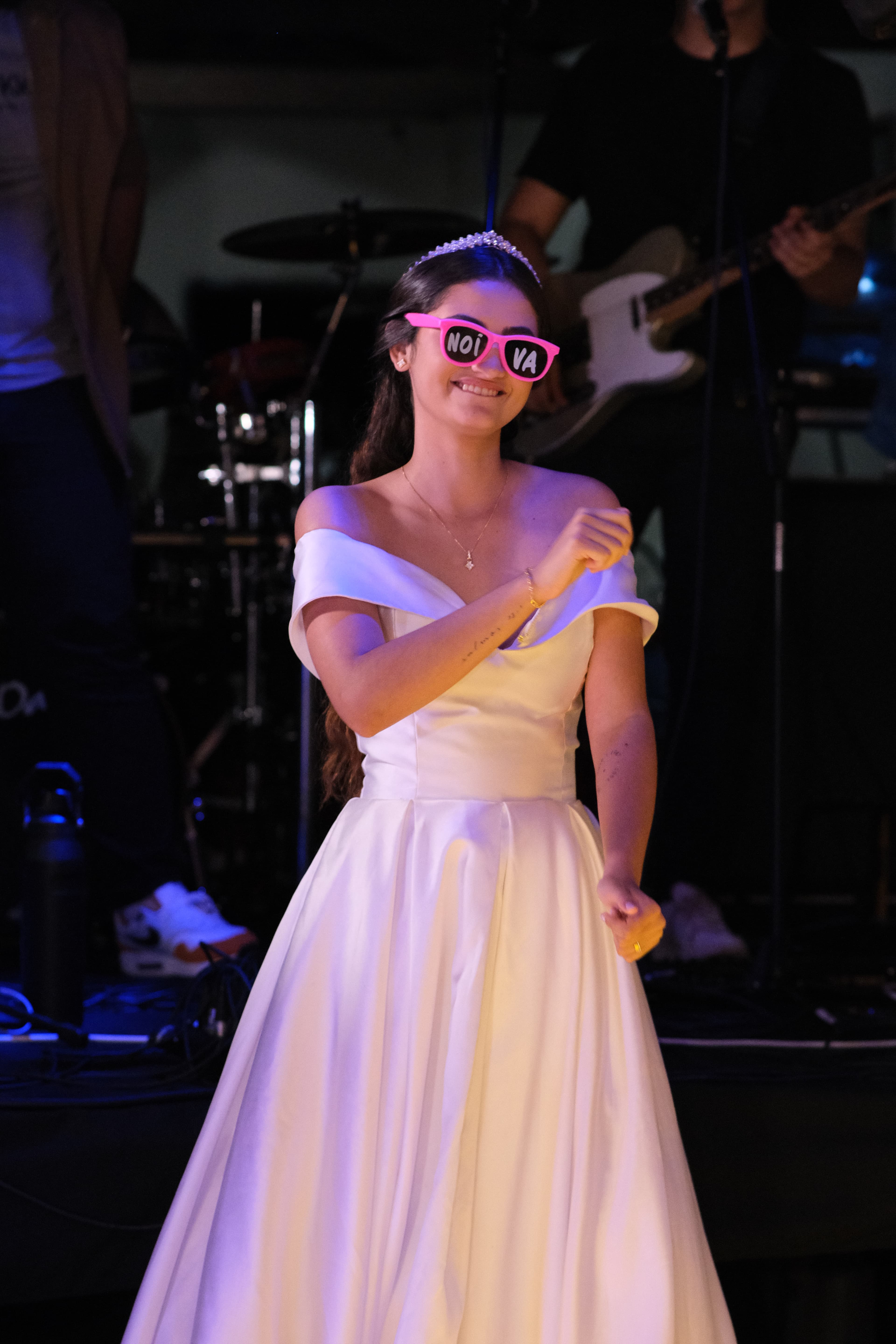 Pista de casamento com repertório animado e casais dançando